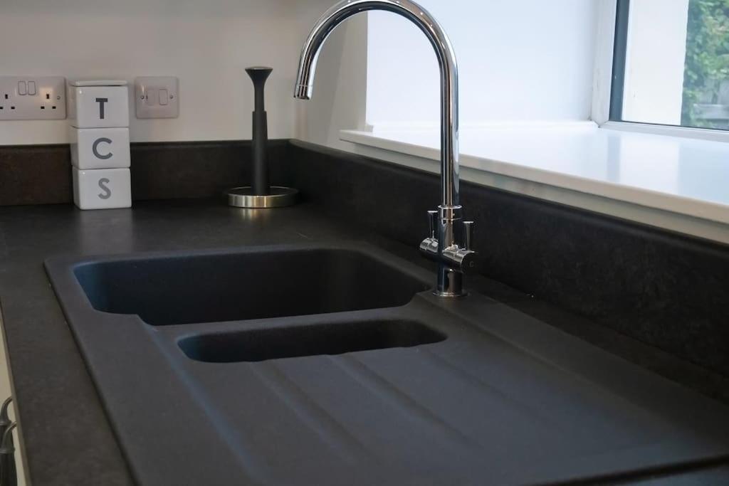 Central 2 Bedroom Luxury Home Close To River Ness Inverness Eksteriør billede